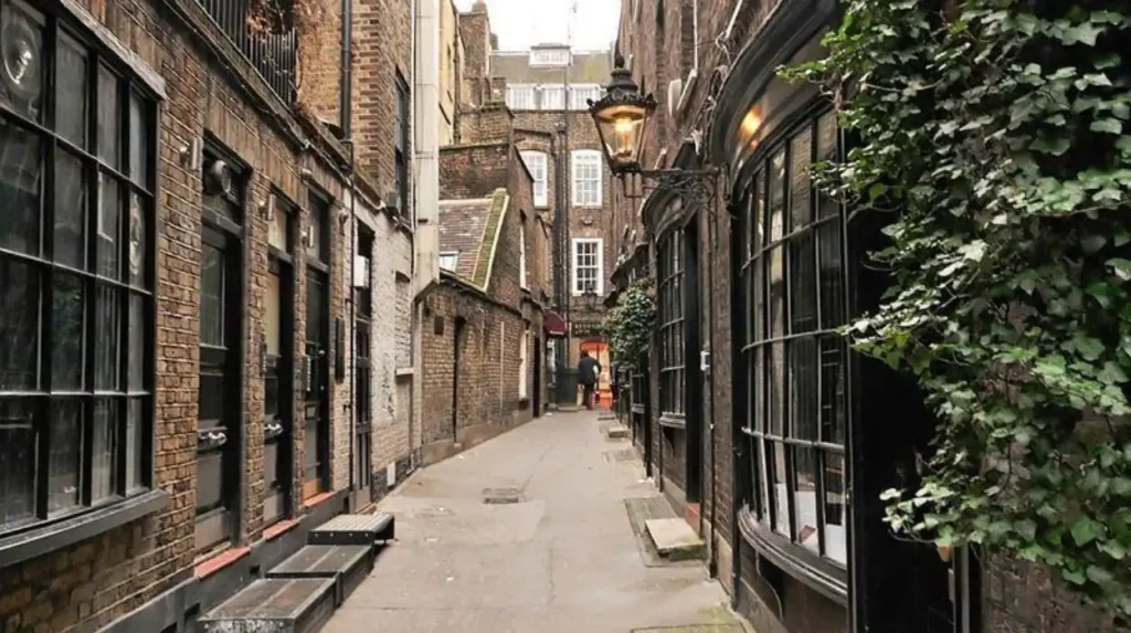 How did Londons medieval street network create hidden alleys