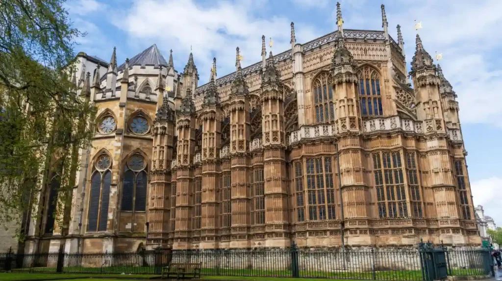 How did medieval monasteries and parish churches shape London