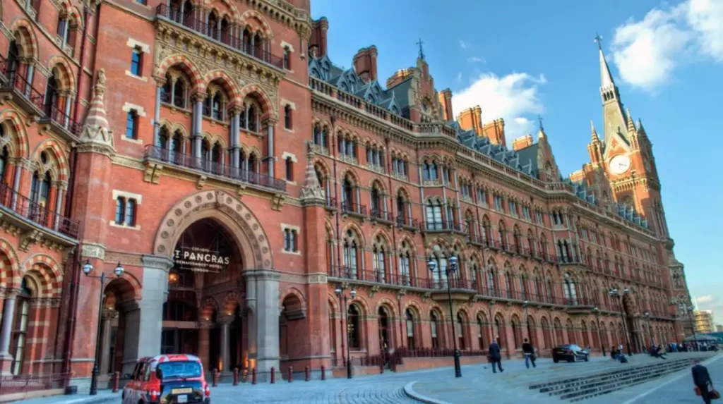 How did the Georgian and Victorian periods expand Londons skyline