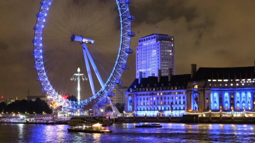 How did wartime conditions affect Londons nighttime lighting
