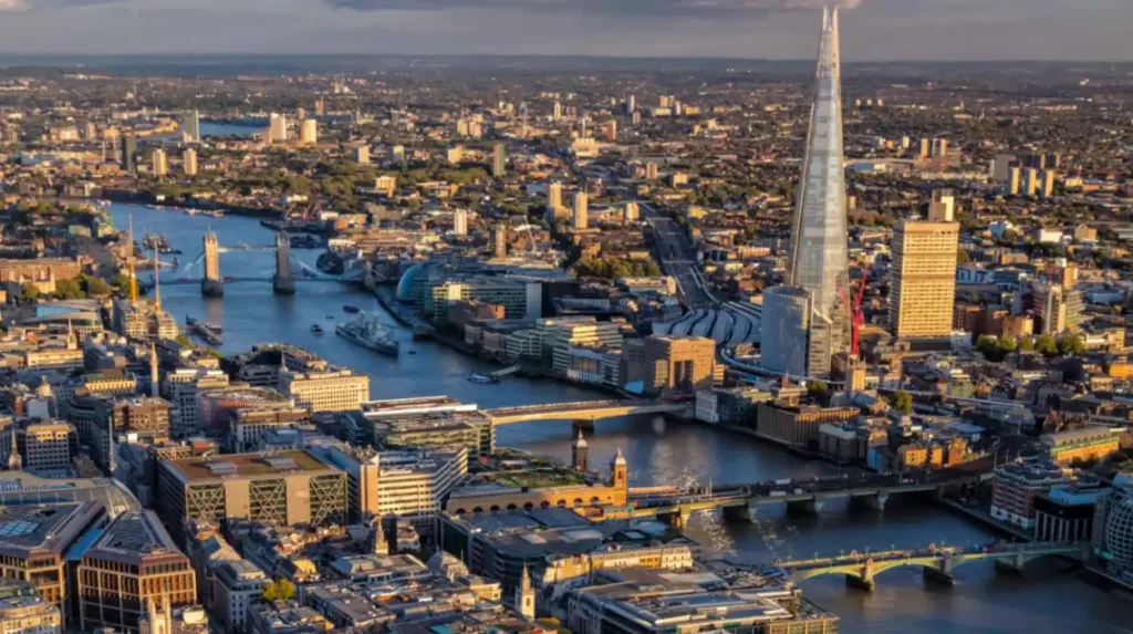 How does Londons modern skyline complement its historic architecture