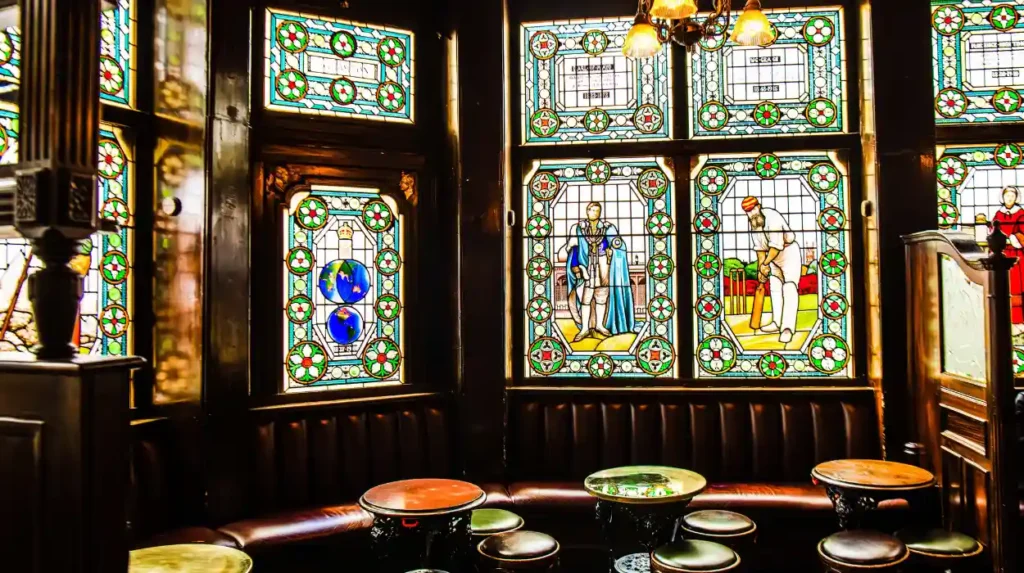 What architectural features define Londons historic pubs