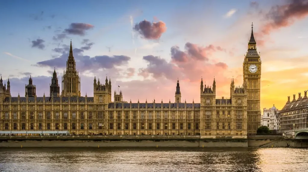 What historical and architectural periods are visible from Londons sunset viewpoints