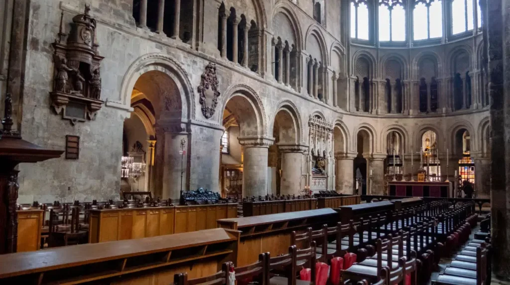 What should history lovers notice when exploring Londons churches