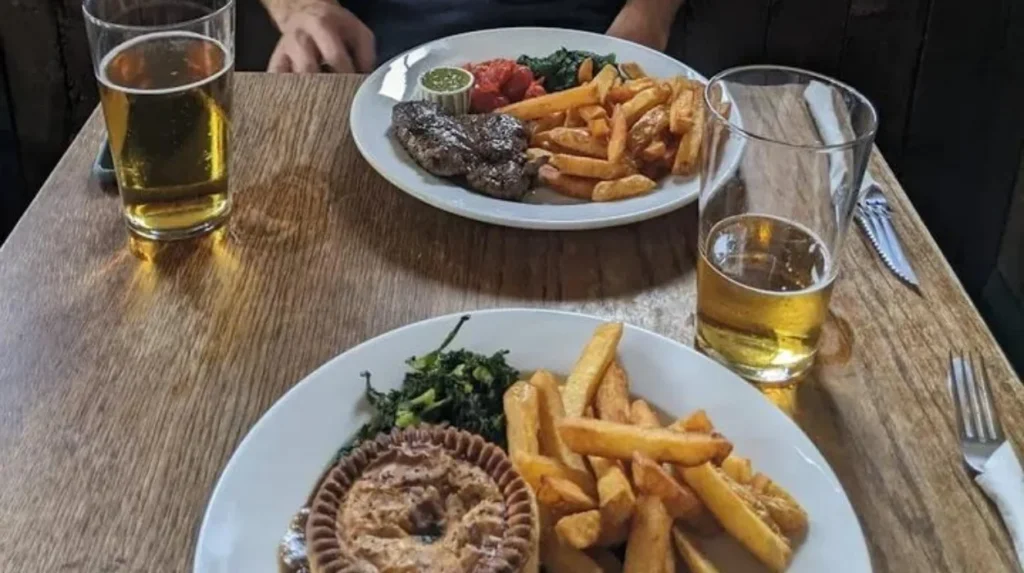 What traditional British food and drinks define Londons historic pubs