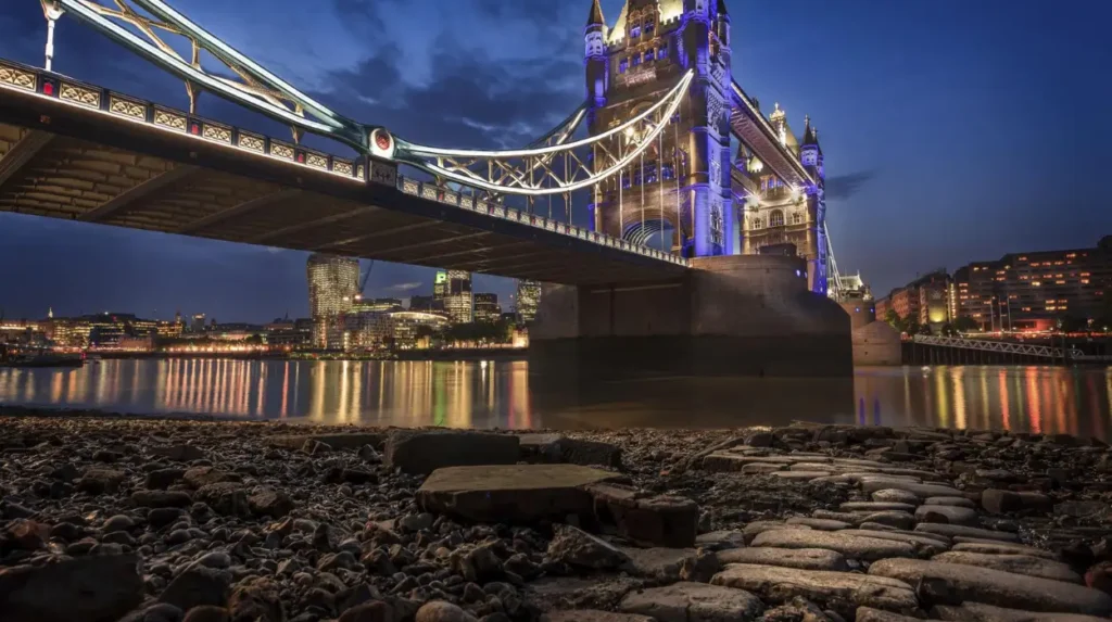 Which London landmarks produce the most spectacular illuminated photographs