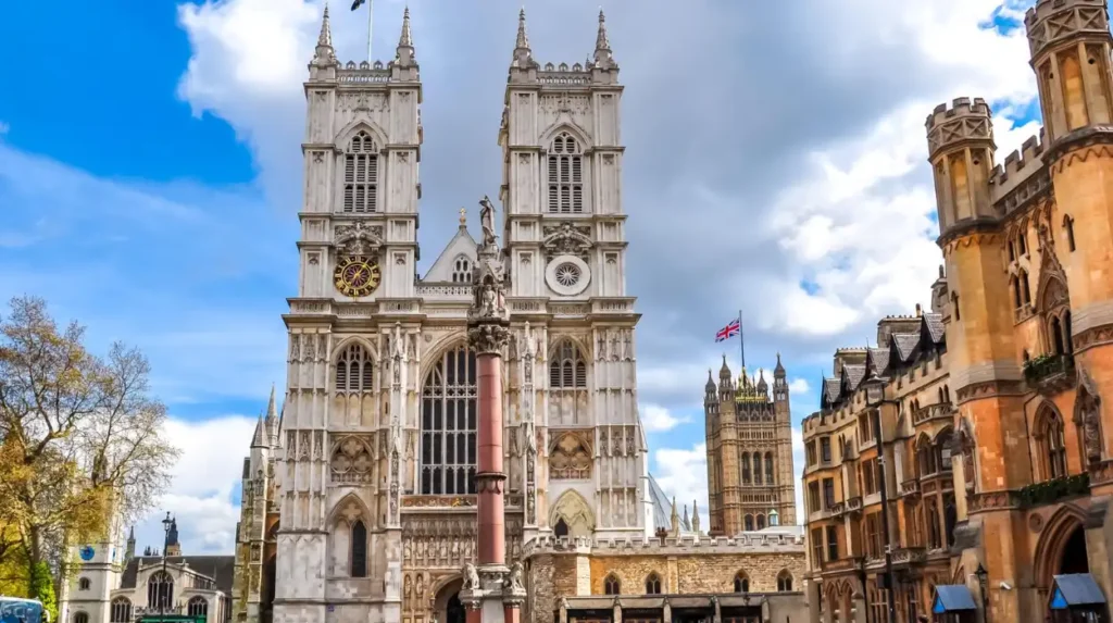 Which historic buildings best explain Londons architectural evolution
