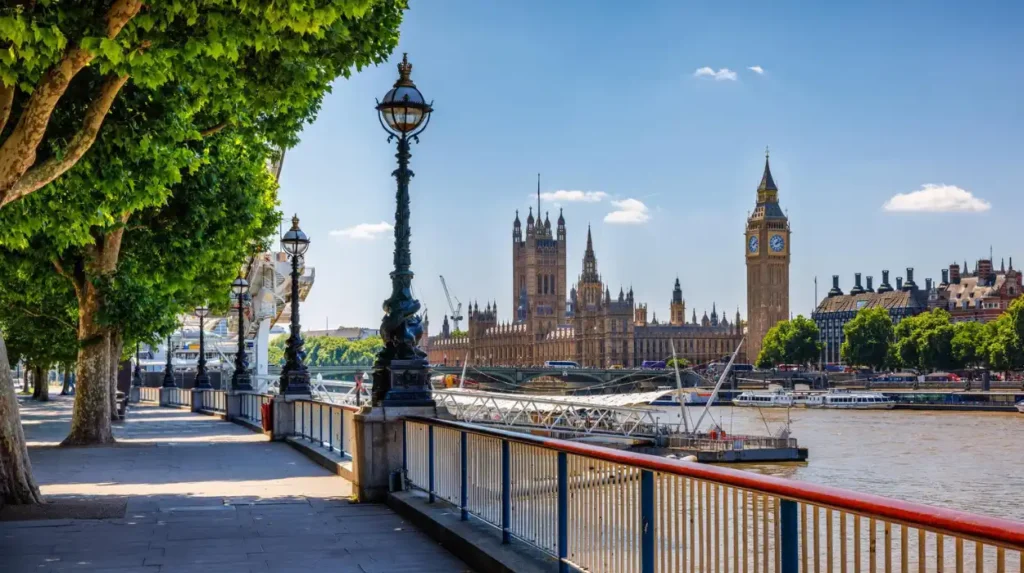 Why are self guided walking tours one of the best ways to discover London