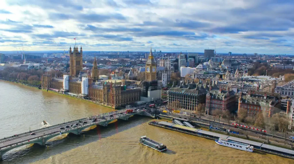 Why did the River Thames shape Londons district development