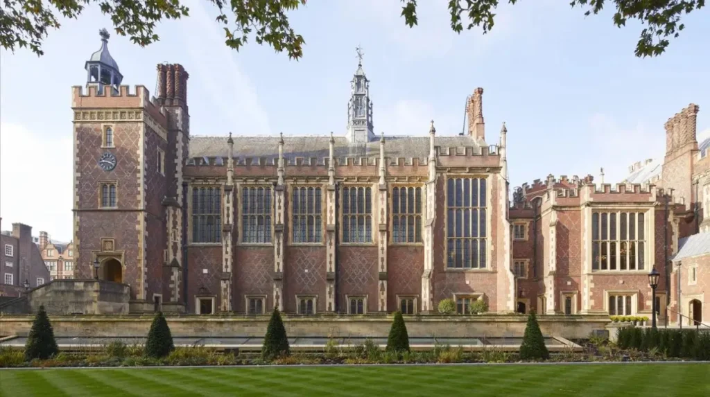 How are historic London courtyards preserved today