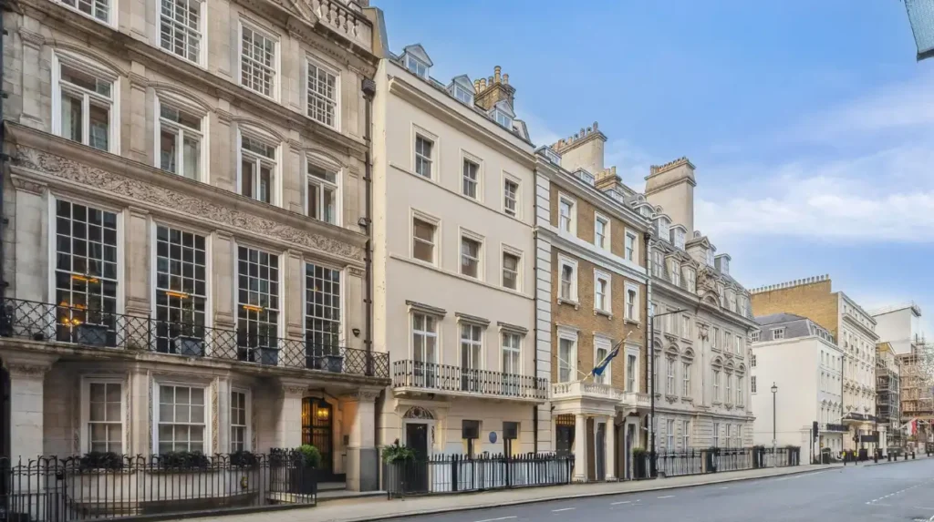 How does Mayfairs Georgian architecture shape the luxury experience