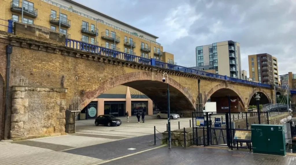 What evidence of Victorian railway heritage survives across London today