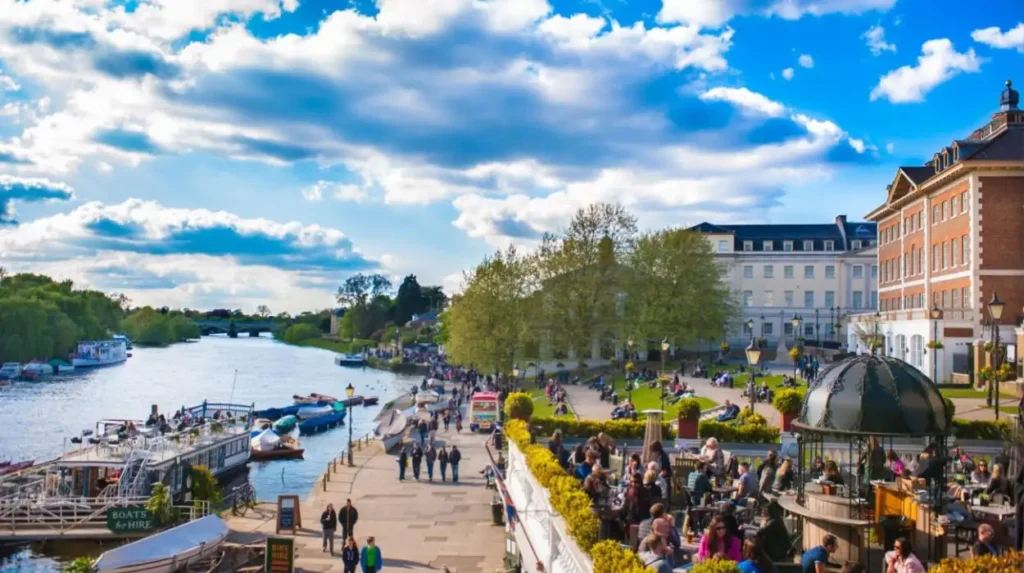 Why are Richmond and Chelsea important historic riverside districts