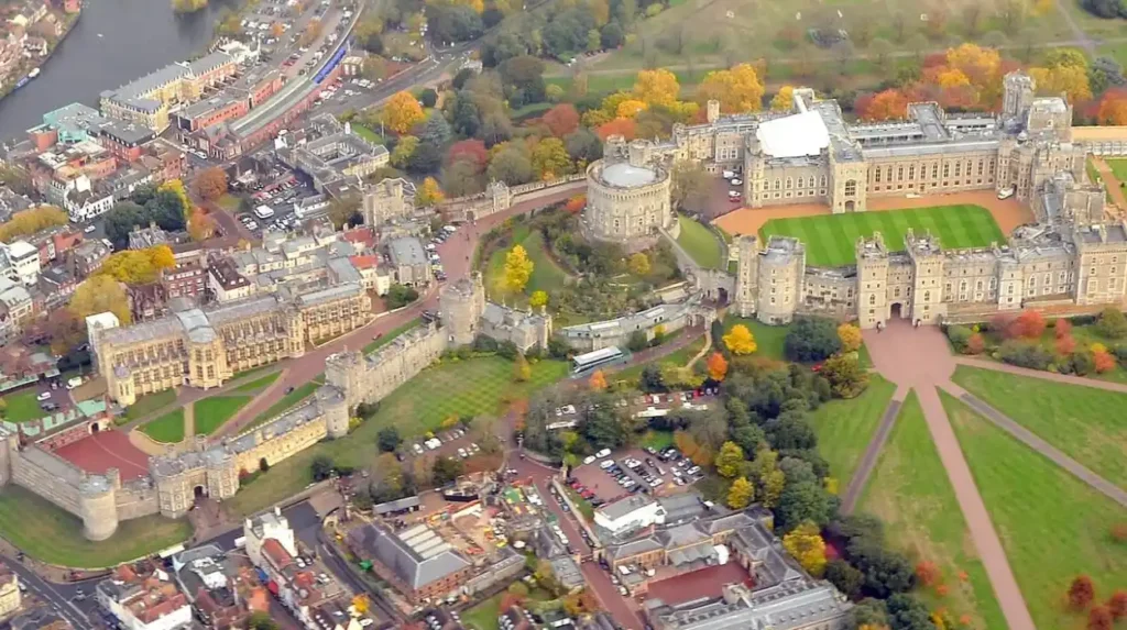 Why are historic train day trips from London among the best ways to explore England