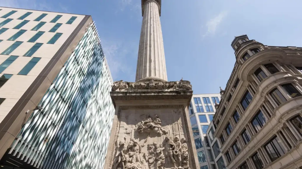 Why is the Monument to the Great Fire an essential historic attraction