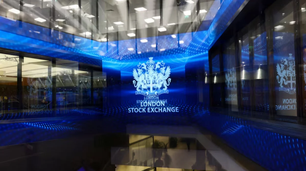 London Mid-Caps Fall on Bond Jitters and Experian Slump in London 2026