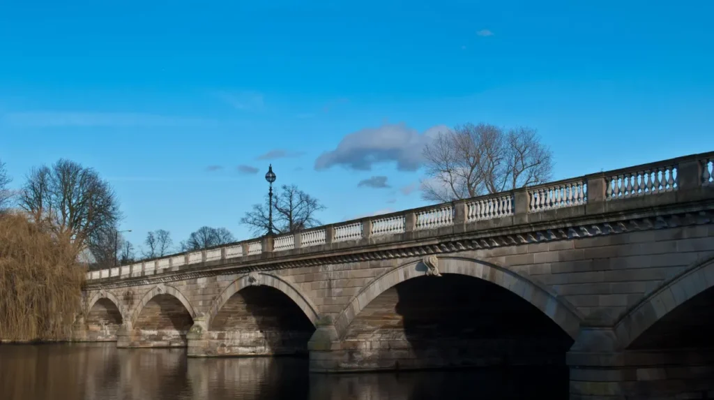 What can visitors do outdoors in Hyde Park during winter